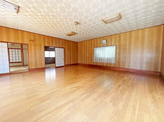 【居間・リビング】 | 笠間市笠間2LDK平家中古住宅 | 室内をイメージしやすくするため、一部のお荷物を加工で消去しております。