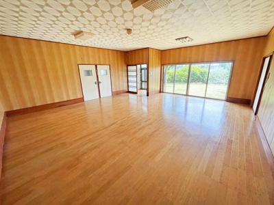 【居間・リビング】 | 笠間市笠間2LDK平家中古住宅 | 室内をイメージしやすくするため、一部のお荷物を加工で消去しております。