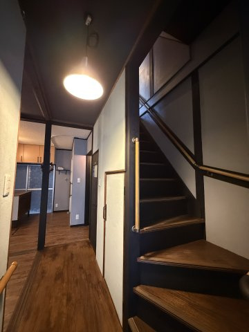 深江本町貸家の内装|玄関から室内を望む