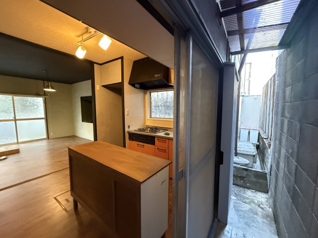 深江本町貸家のキッチン|キッチン脇のちょっとしたスペースって助かります