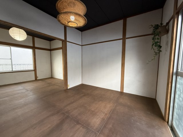 深江本町貸家の居間・リビング|二間続きの板の間