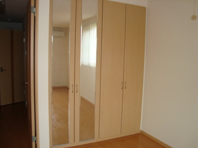 FLORAISON（フロレゾン）の内装|鏡付き収納