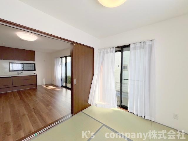 ◎茅ヶ崎市香川４丁目　中古戸建の和室|和室の引き戸を開放してお使いいただくとリビングがより広く感じられます◇