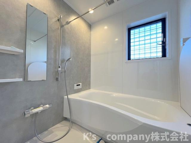 ◎茅ヶ崎市香川４丁目　中古戸建の浴室|アクセントクロスが印象的なおしゃれな浴室スペース◇心地の良い空間で一日の疲れを癒せます♪