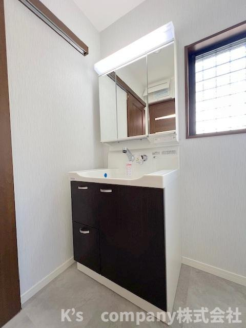 ◎茅ヶ崎市香川４丁目　中古戸建の独立洗面台|三面鏡の内側には小物収納が充実しています◇