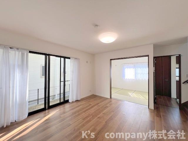 ◎茅ヶ崎市香川４丁目　中古戸建の居間・リビング|南向きのリビングで陽当たり良好♪広い窓から明るい日差しが差し込みます♪