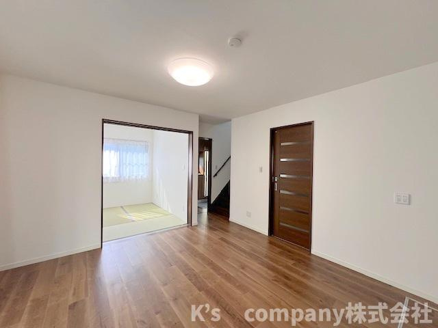 ◎茅ヶ崎市香川４丁目　中古戸建の居間・リビング|リビングに隣接している和室が奥に見えます◇