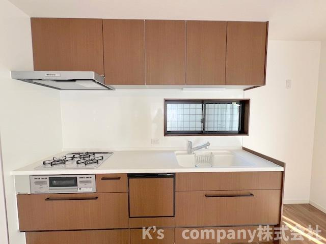 ◎茅ヶ崎市香川４丁目　中古戸建のキッチン|吊戸棚収納が充実しているシステムキッチン☆