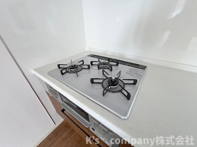 ◎茅ヶ崎市香川４丁目　中古戸建のキッチン|三口ガスコンロでお料理の幅が広がります◇