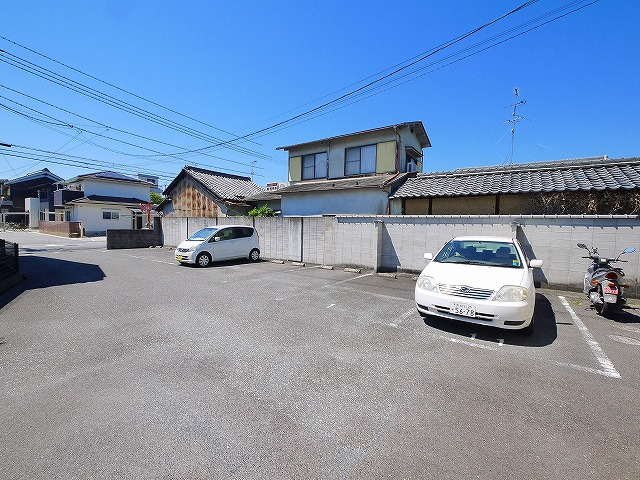 アミー筒井Ａ・Ｂの駐車場|駐車場に車を止められます