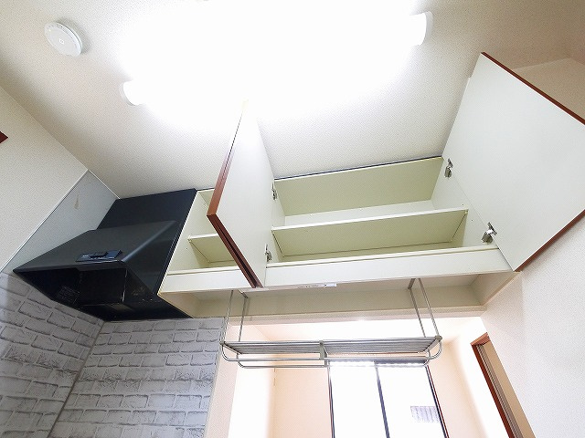 アミー筒井Ａ・Ｂのキッチン|使いやすいキッチンで上部に収納もあります