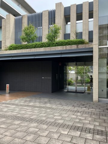 プラウド日吉のエントランス