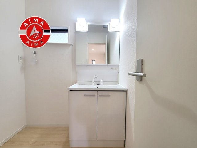 古賀市天神1丁目第9-2棟（2号棟）の独立洗面台|洗面所は小さなプライベートスペース。歯磨き、洗顔と毎日施す個人空間。