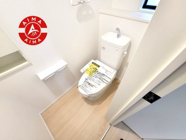 古賀市天神1丁目第9-2棟（2号棟）のトイレ|トイレ・ウォシュレット付。快適で衛生的な洗浄機能付温水シャワートイレです。収納や手すりもついてます。