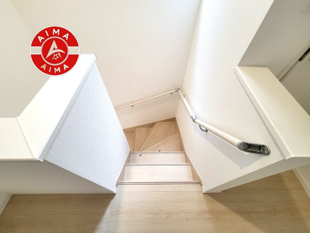 古賀市天神1丁目第9-2棟（2号棟）の内装|＜手すり付階段＞手すりがないと階段の昇り降りで危険なことはもちろん、壁に手をつきながら歩くことで壁紙が汚れやすくなります。すべての方に快適に昇り降りしていただくため、手すりを設置しました。