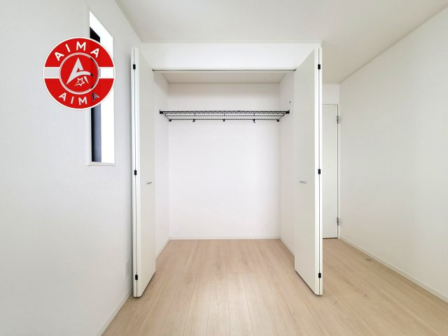 古賀市天神1丁目第9-2棟（2号棟）の内観：施工例|壁面クローゼットのメリットは、衣類が横一列に並ぶためひと目で洋服が選びやすいこと。衣類をたくさんお持ちの方も、限られたスペース内に無理なく収納することができます。