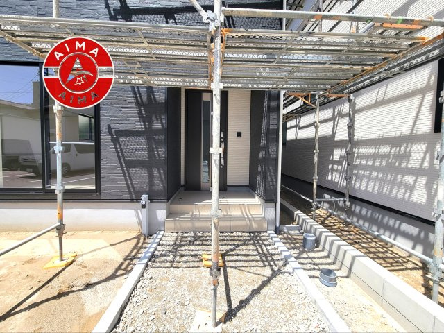 古賀市天神1丁目第9-2棟（2号棟）の玄関|地盤調査済 / 玄関へ向かうまでのアプローチに漂う上質が期待感をもたせます。玄関は建物の顔。落着きを醸し出した自己主張が心に訴えてきます。