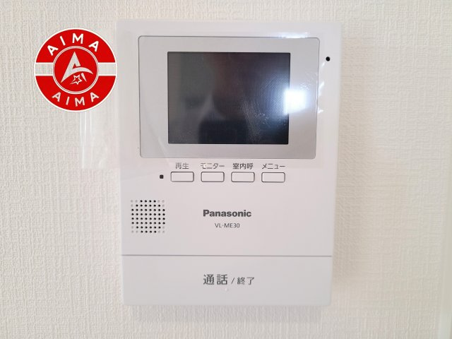 古賀市天神1丁目第9-2棟（2号棟）のセキュリティ|TVモニター付きインターフォン 来訪者の様子を室内TVモニターでチェック。対応したくないセールスを断りやすく、子どもに留守番をさせるときも安心。不在時の来訪者を録画でき、犯罪抑止効果も期待できます。