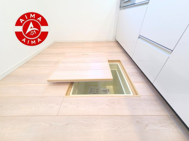 古賀市天神1丁目第9-2棟（2号棟）の設備|床下収納　小さな間口で床下スペースを有効に使用できす。