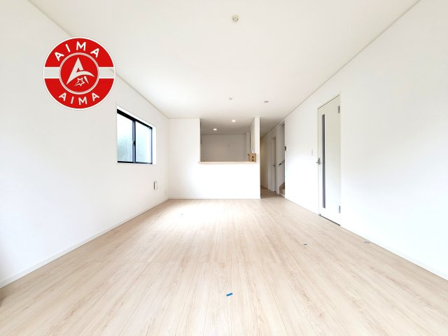 古賀市天神1丁目第9-2棟（2号棟）の居間・リビング|キッチンからリビングをしっかり確認できます。家族の笑顔があふれる空間になりそうですね。※家具はCGを合成したものです。