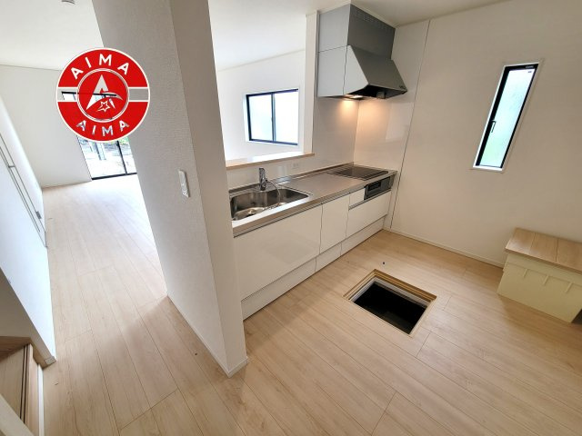 古賀市天神1丁目第9-2棟（2号棟）のキッチン|カウンターキッチンなら、リビングで遊ぶ子供の様子を見ながら料理ができるので安心です。料理を運んでもらったり、子供にお手伝いしてもらいやすいのもいいですね。