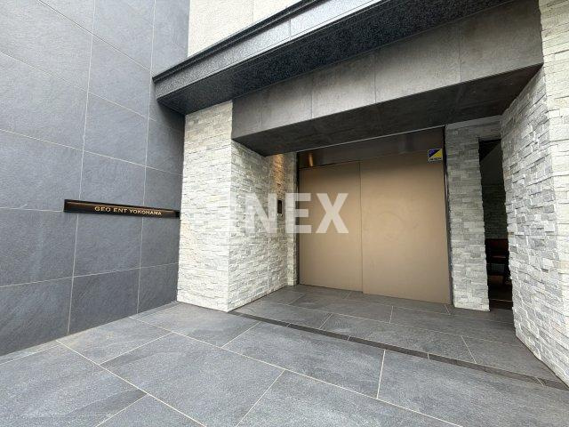 横浜市西区岡野１丁目の賃貸マンションのエントランス