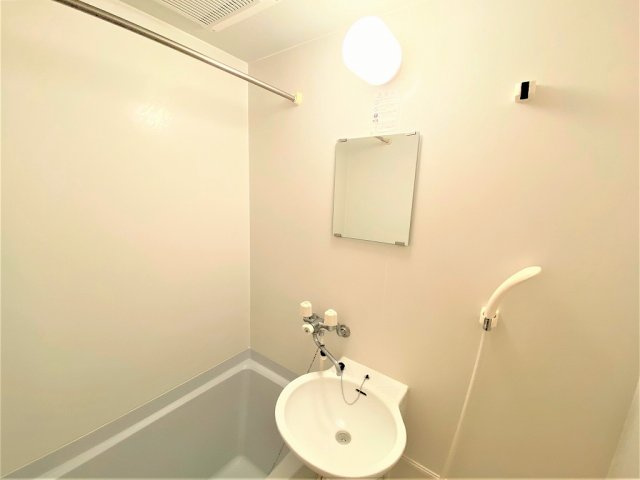 レオパレスＭＯＯＮの浴室|設備・仕様は号室により異なる為、現況を優先します。