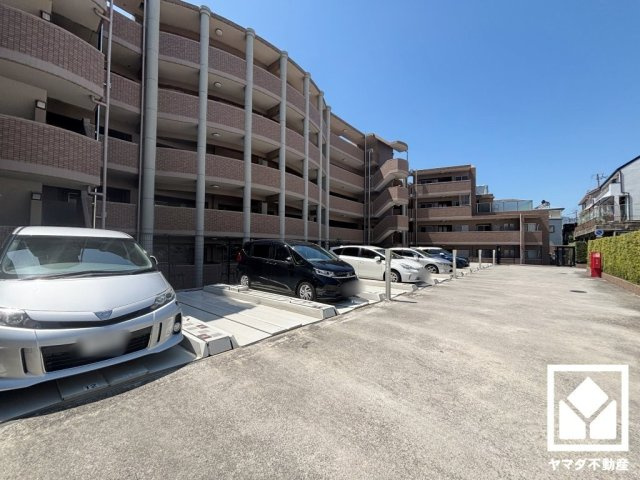 アンビエント西宮仁川アールブリーズの駐車場|敷地内に駐車場を完備。重い荷物や雨の日の移動もスムーズで、快適なカーライフを実現。空き状況等は弊社スタッフまでお気軽にお問い合わせください。
