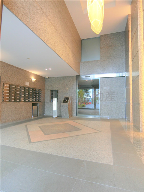 ルーブル多摩川南六郷のエントランス|天井が高く開放感と高級感あるエントランス　防犯カメラTVモニター付オートロック宅配BOXメールBOX