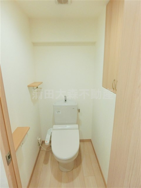 ルーブル多摩川南六郷のトイレ|棚収納と温水洗浄便座付きのトイレ