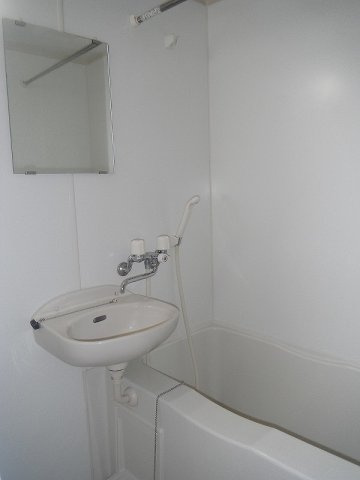 レオパレスメトロ六番町の浴室