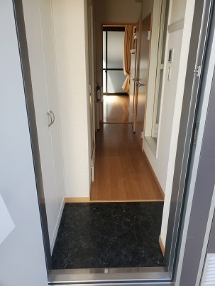 レオパレス新栄の玄関