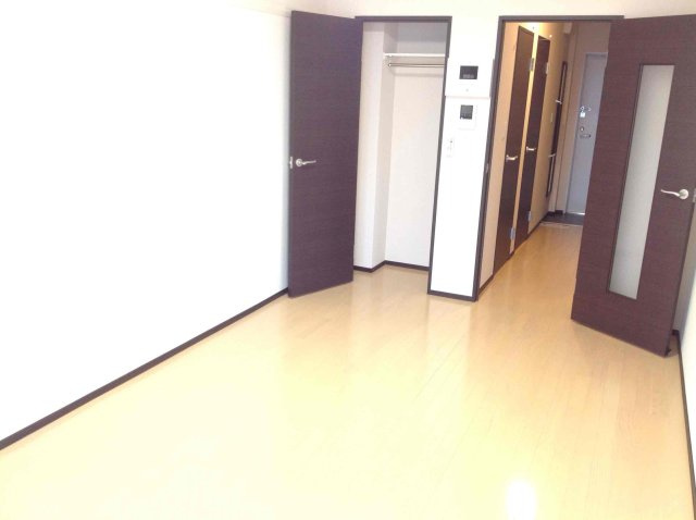 クレイノ志賀本通の居間・リビング|収納内に服を片付けて、お部屋はスッキリ。