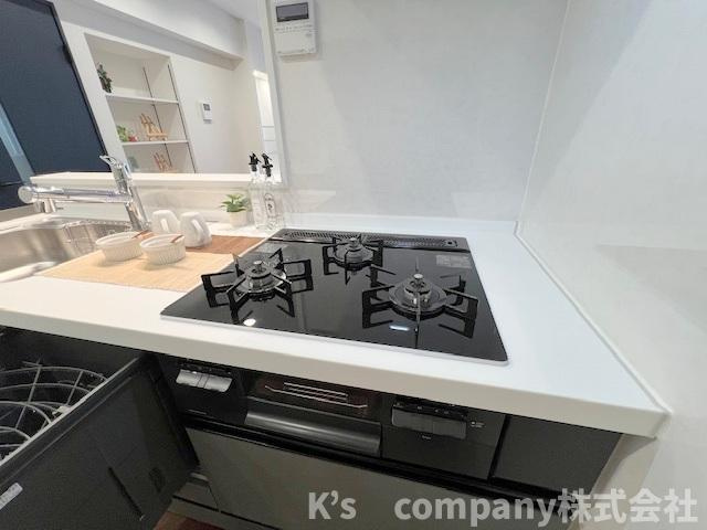 茅ヶ崎市中海岸4丁目　シーサイド茅ヶ崎のキッチン|三口ガスコンロでお料理の幅が広がります◇