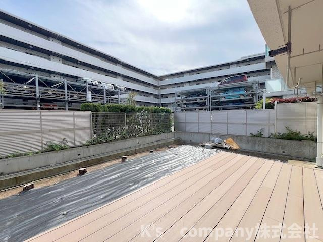 茅ヶ崎市中海岸4丁目　シーサイド茅ヶ崎の庭|リビングの正面には専用庭が広がっています◇ウッドデッキが広く休日にご家族とくつろぎのスペースとしてお使いいただけます◇