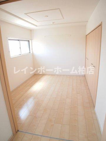 仲介手数料（賃料の1.10ヵ月）の50％OFF対象物件！の寝室|広くて明るい寝室