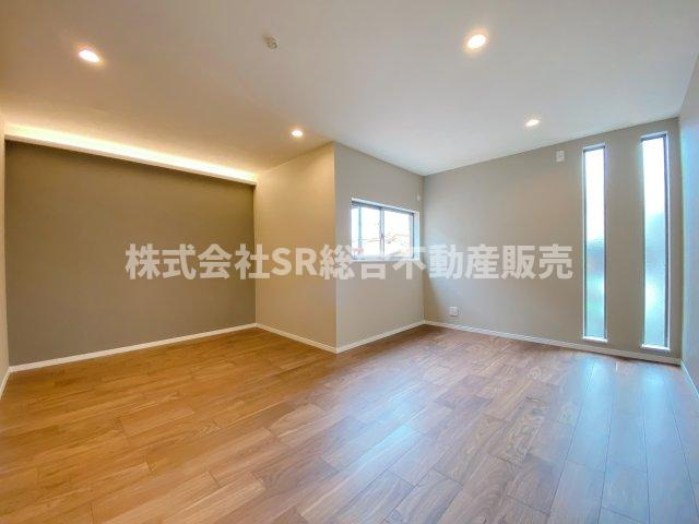 角田2丁目中古戸建の寝室|2F・10.5帖洋室。広々とした空間で落ち着ける雰囲気もあります！