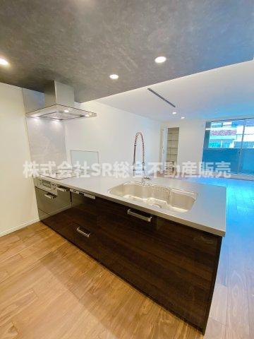 角田2丁目中古戸建のキッチン|キッチンは人気の高いカウンターキッチン♪同系色のカップボードもあります！