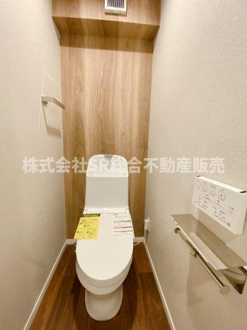 角田2丁目中古戸建のトイレ|温水洗浄便座付きトイレが2か所にあります！