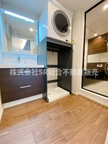 角田2丁目中古戸建の脱衣所|共働きのご家庭には嬉しい、人気の幹太くんもあります！清潔感のある脱衣場です！