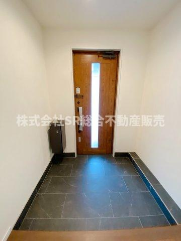 角田2丁目中古戸建の玄関|玄関にシューズボックスを置いても広めに使えます！宅配ボックスもあり室内で荷物を受け取れます！