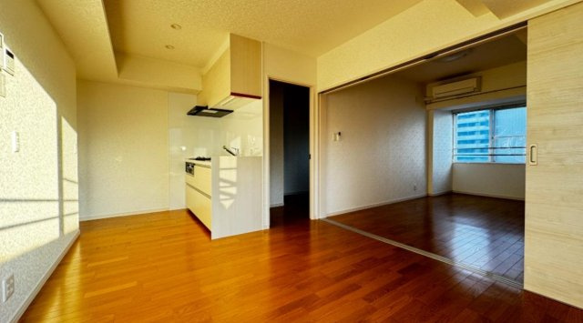 【居間・リビング】 | 大山サンハイツ | 光と風があふれる開放的なリビングダイニングには自然と家族みんなが集まってきます。