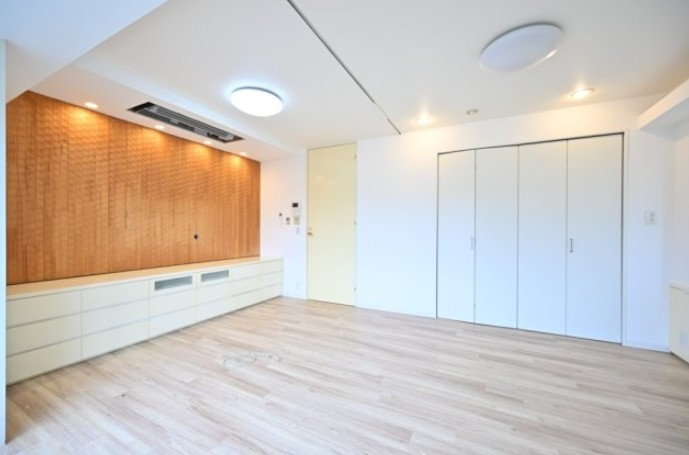 新宿7丁目戸建ての洋室