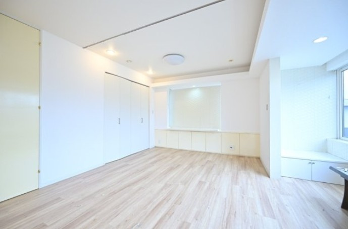 新宿7丁目戸建ての洋室