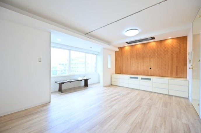 新宿7丁目戸建ての洋室