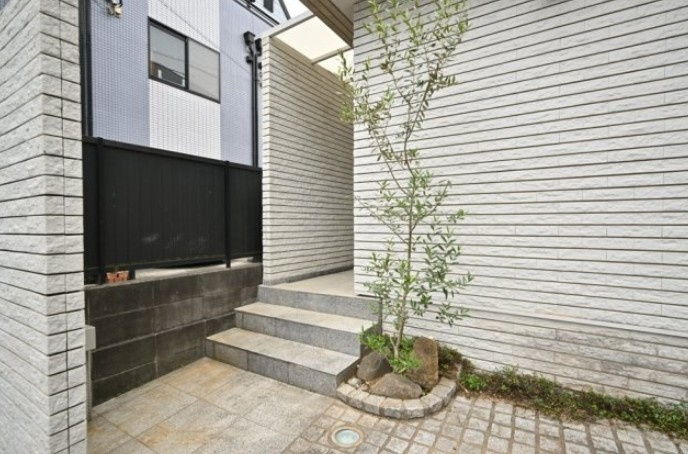 新宿7丁目戸建てのエントランス