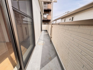 【バルコニー】 | 稲毛区長沼町　JR総武線「稲毛」駅　中古戸建 | 日当たりがよく洗濯物もすぐに乾きそうです！
開放感のあるバルコニーで、毎日の暮らしにゆとりをプラス！