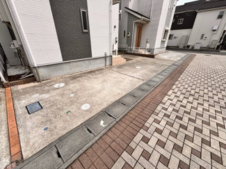 【駐車場】 | 稲毛区長沼町　JR総武線「稲毛」駅　中古戸建 | 敷地内に駐車2台スペースあり！
日々の移動もスムーズです！