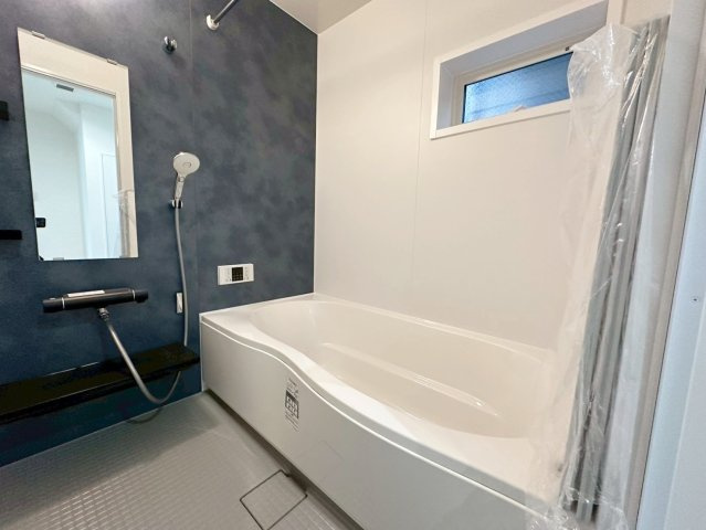 長岡京市神足四ノ坪の浴室|足を延ばして入浴できる1坪タイプの浴槽です。お子様と一緒に並んで入浴もできる広さです。（R8.4撮影）