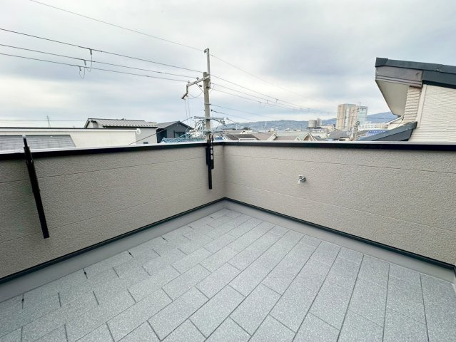 長岡京市神足四ノ坪のバルコニー|ぽかぽか南向きに配置したバルコニー！晴れた日は日当たりが良く、お洗濯物に嬉しいですね！（R8.4撮影）